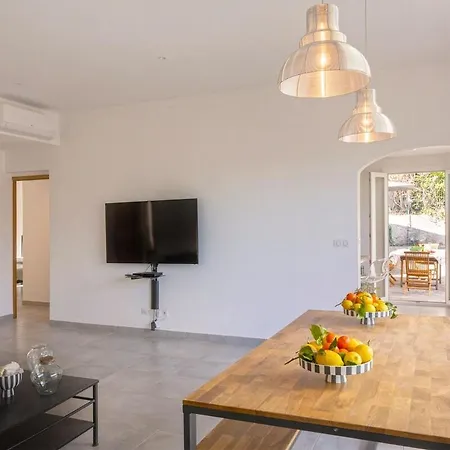 Odette Avec Piscine * Brando